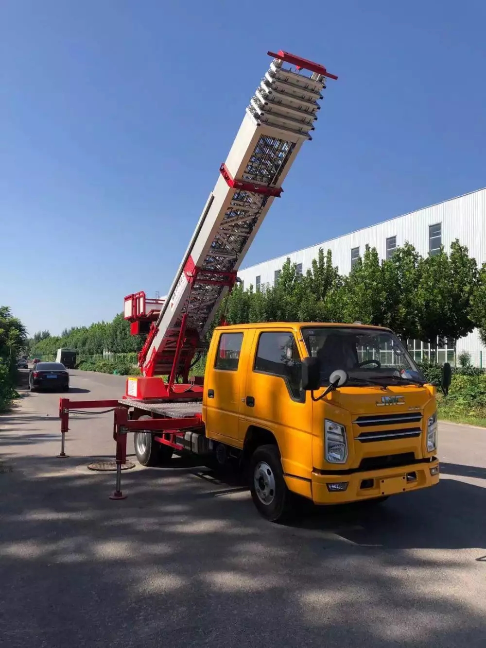 红原附近的云梯车出租服务：轻松解决高空作业需求