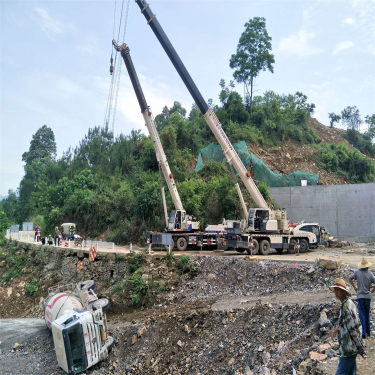 红原汽车掉沟里叫吊车救援要多少钱